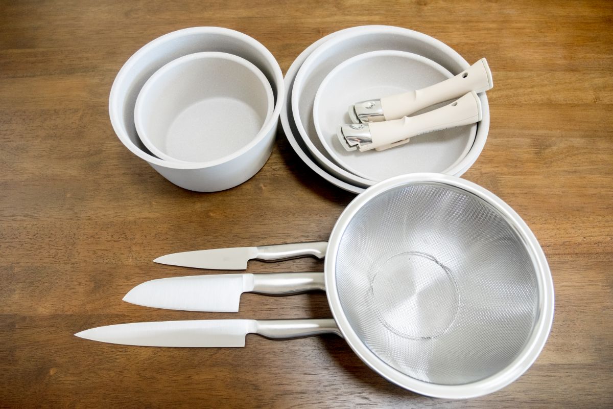 Equipment (cooking pot set/bowls/knives)